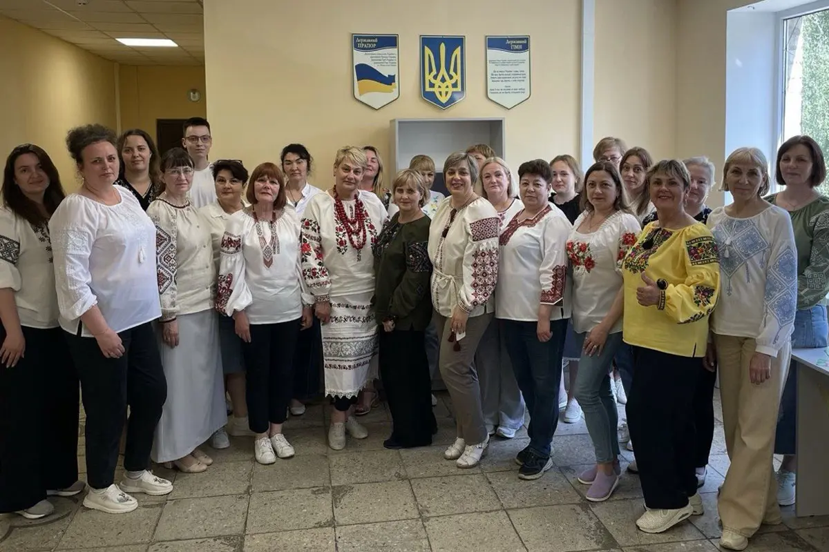 На фото працівники Броварського відділення контакт-центру, одягнені в вишиванки