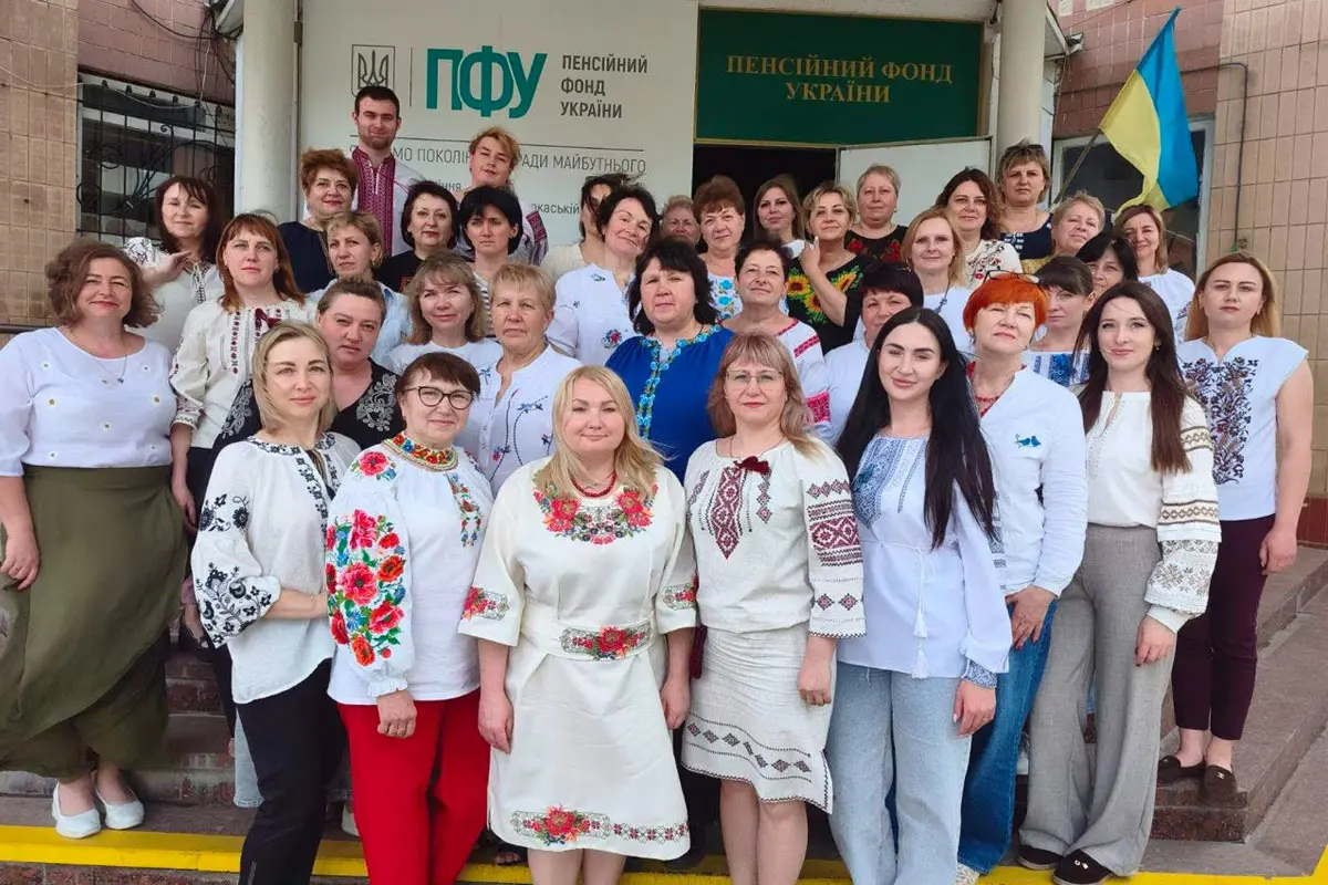 На фото працівники Городищенського відділення контакт-центру, одягнені в вишиванки