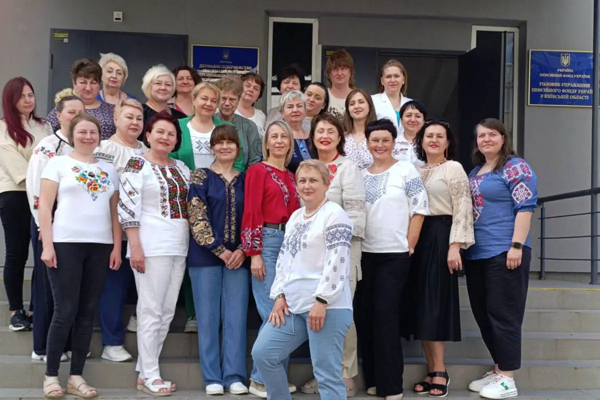 На фото працівники Лівобережного відділення контакт-центру, одягнені в вишиванки