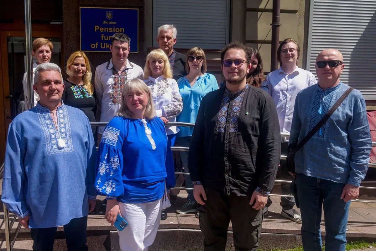 На фото працівники центру підтримки інформаційних систем Пенсійного фонду України, одягнені в вишиванки