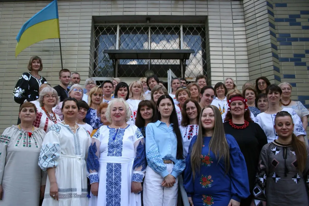 На фото працівники Центрального відділення контакт-центру, одягнені в вишиванки